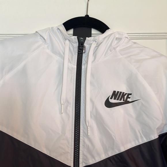 Lightly worn Nike Womens zip up windbreaker size M - Picture 2 of 3